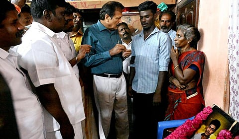 சிவகங்கை மாவட்டம் திருப்புவனம் அருகே மடப்புரத்தில் போலீஸ் தாக்குதலில் உயிரிழந்த அஜித்குமார் குடும்பத்தினரை புதிய தமிழகம் கட்சித் தலைவர் டாக்டர் கிருஷ்ணசாமி சந்தித்து ஆறுதல் கூறினார். | படம்: எல்.பாலச்சந்தர்.