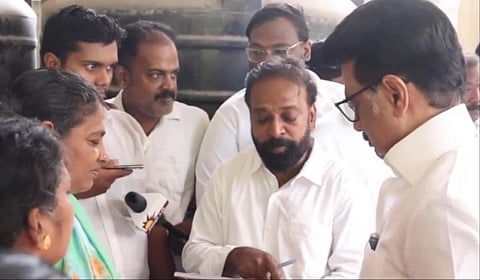 சென்னை ஆழ்வார்ப்பேட்டை பகுதியில் முதல்வர் ஸ்டாலின் பொதுமக்களைச் சந்தித்து ஓரணியில் தமிழ்நாடு இயக்கம் குறித்து எடுத்துரைத்தார்.