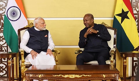 பிரதமர் மோடிக்கு ‘ஆபீசர் ஆஃப் தி ஆர்டர் ஆஃப் தி ஸ்டார்’ விருதை வழங்கும் கானா அதிபர் ஜான் டிராமணி மகாமா.படம்: பிடிஐ