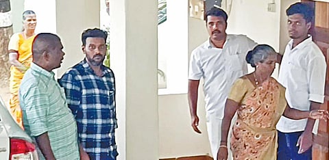 திருப்புவனம் ஆய்வு மாளிகையில் மாவட்ட நீதிபதி ஜான்சுந்தர்லால் சுரேஷிடம் வாக்குமூலம் அளிக்கவந்த அஜித்குமாரின் தாய் மாலதி.