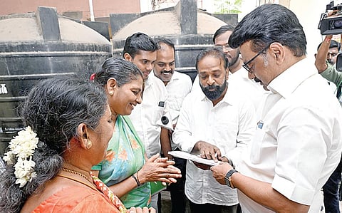 ‘ஓரணியில் தமிழ்நாடு’ திட்டத்தில் உறுப்பினர்கள் சேர்க்கையை முதல்வர் மு.க.ஸ்டாலின், சென்னை மயிலாப்பூர் சட்டப்பேரவை தொகுதிக்கு உட்பட்ட
ஆழ்வார்பேட்டையில் மக்களை நேரடியாகச் சந்தித்து தொடங்கி வைத்தார்.