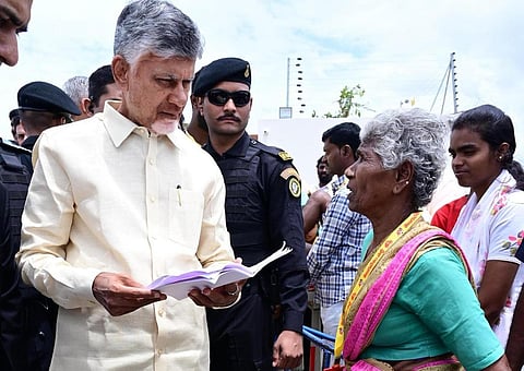 கடலில் கலக்கும் 2,000 டிஎம்சி நீரில் 200 டிஎம்சி கோதாவரி நீர் மக்களின் நலனுக்கு பயன்படுத்தப்படும்: சந்திரபாபு நாயுடு உறுதி