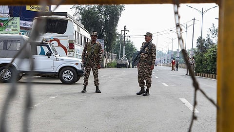 மணிப்பூரில் பெருமளவு ஆயுதங்கள், வெடிபொருள் பறிமுதல்