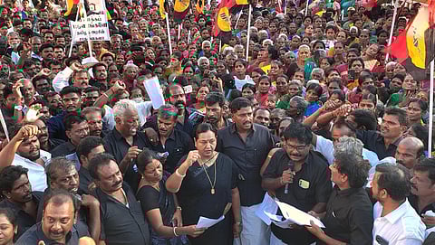 சிவகங்கை மாவட்டம் திருப்புவனத்தில் தேமுதிக சார்பில் நடந்த ஆர்ப்பாட்டத்தில் அக்கட்சியின் பொதுச் செயலாளர் பிரேமலதா விஜயகாந்த் பங்கேற்று பேசினார்.