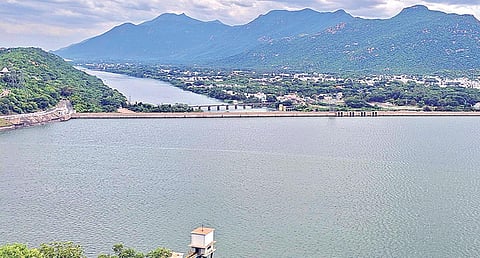 முழு கொள்ளளவான 120 அடியை 2-வது முறையாக நேற்று எட்டிய நிலையில் கடல்போல காட்சியளிக்கும் மேட்டூர் அணை.