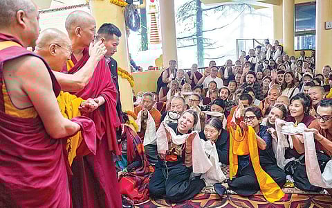 இமாச்சல பிரதேச மாநிலம் தரம்சாலா அருகே உள்ள கோயிலில் தலாய் லாமாவின் 90-வது பிறந்த நாள் விழாவை முன்னிட்டு, அவருடைய நீண்ட ஆயுளுக்காக நேற்று பிரார்த்தனை நடைபெற்றது. படம்: பிடிஐ