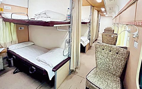 பாரத் கவுரவ் டீலக்ஸ் ஏசி சுற்றுலா ரயிலின் உட்புறத் தோற்றம்.