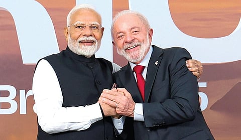 பிரேசிலின் ரியோ டி ஜெனிரோ நகரில் நேற்று பிரிக்ஸ் மாநாடு தொடங்கியது. இதில் பங்கேற்ற பிரதமர் நரேந்திர மோடியை, பிரேசில் அதிபர் லூயிஸ் இனாசியோ லூலா டா சில்வா வரவேற்றார். படம்: பிடிஐ