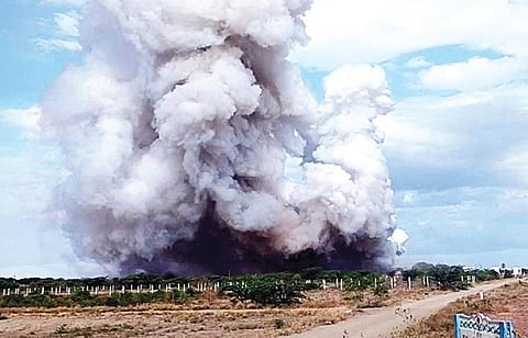 சாத்தூர் அருகே கீழத்தாயில்பட்டி பட்டாசு ஆலை வெடிவிபத்தில் விண்ணைத் தொடும் அளவுக்கு எழுந்த புகை.