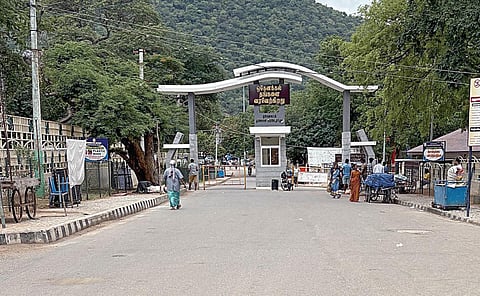 சுற்றுலாப் பயணிகளுக்கு தடை விதிக்கப்பட்ட நிலையில், வெறிச்சோடிக் காணப்படும் ஒகேனக்கல் சுற்றுலா மையம்.