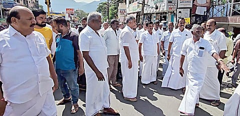 அதிமுக பொதுச் செயலாளர் பழனிசாமி இன்று பிரச்சாரம் தொடங்கும் மேட்டுப்பாளையத்தில் முன்னேற்பாடுகளை ஆய்வு செய்த முன்னாள் அமைச்சர் எஸ்.பி.வேலுமணி உள்ளிட்டோர்.