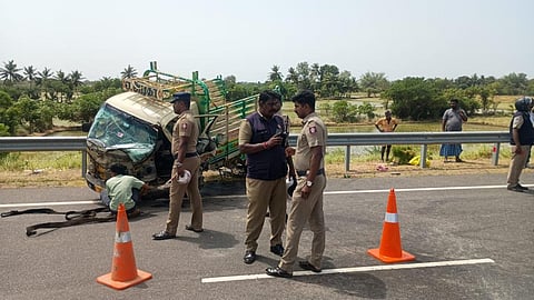 தஞ்சாவூர் அருகே கார் - சரக்கு வேன் மோதியதில் சென்னையை சேர்ந்த 4 பேர் உயிரிழப்பு
