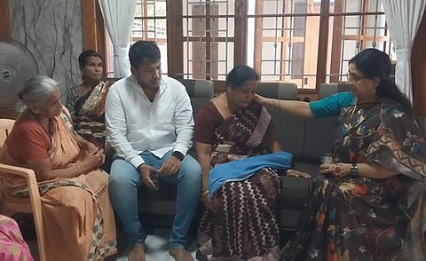 ரிதன்யா குடும்பத்தினருடன் நடிகை அம்பிகா