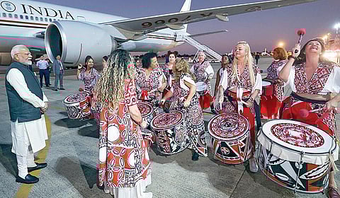 பிரதமர் மோடி நேற்று முன்தினம் இரவு பிரேசில் தலைநகர் பிரேசிலியாவுக்கு
சென்றார். அங்கு விமான நிலையத்தில் பெண் கலைஞர்கள் ட்ரம்ஸ் இசைத்து பிரதமர் மோடிக்கு உற்சாக வரவேற்பு அளித்தனர். படம்: பிடிஐ