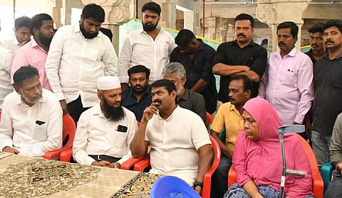 நாம் தமிழர் ஒருங்கிணைப்பாளர் சீமான் மதுரை நெல்பேட்டையில் பகுதியில் உள்ள சுங்கம் பள்ளிவாசலில் சிறையில் இருக்கும் 'போலீஸ் பக்ருதீன் ' தாயாரை நேற்று சந்தித்து பேசினார்.