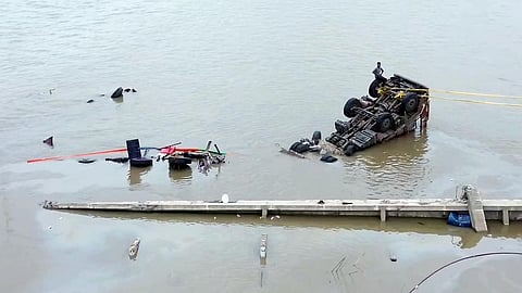 குஜராத் பாலம் இடிந்து விழுந்த விபத்தில் உயிரிழந்தோர் எண்ணிக்கை 15 ஆக உயர்வு