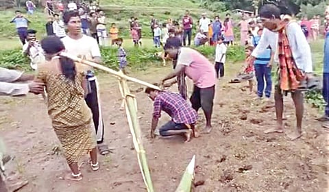 அத்தை மகனை திருமணம் செய்ததால் ஒடிசாவில் காதல் ஜோடிக்கு நூதன தண்டனை