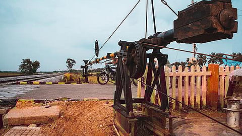 லெவல் கிராசிங்கில் கேட் கீப்பர்கள் மிக கவனமாக பணியாற்ற வேண்டும்: ரயில்வே நிர்வாகம் அறிவுறுத்தல்