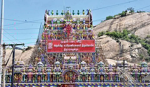 திருப்பரங்குன்றம் சுப்பிரமணிய சுவாமி கோயில் கும்பாபிஷேகத்தை முன்னிட்டு ராஜகோபுரம் வண்ணம் பூசப்பட்டு புதுப்பொலிவுடன் காட்சியளிக்கிறது.