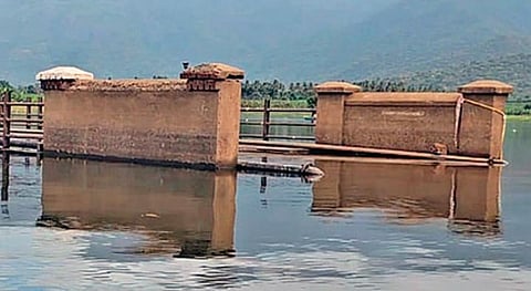 சிறுமுகை அருகே நீரில் மூழ்கத் தொடங்கிய காந்தையாற்று பாலம்!