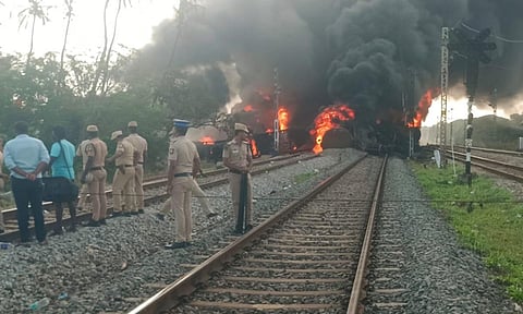திருவள்ளூர் ரயில் நிலையம் அருகே கச்சா எண்ணெய் ஏற்றிச் சென்ற சரக்கு ரயில் தடம் புரண்டு தீ விபத்து.