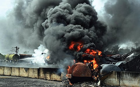 சென்னையில் இருந்து பெட்ரோல், டீசல் ஏற்றிச் சென்ற சரக்கு ரயில், திருவள்ளூர் ரயில் நிலையம் அருகே நேற்று அதிகாலை தடம் புரண்டு பயங்கர தீ விபத்து ஏற்பட்டது. டேங்கர்கள் அடுத்தடுத்து வெடித்ததில், நெருப்பு கொழுந்துவிட்டு எரிகிறது. தீயணைப்பு வீரர்கள் பல மணி நேரம் போராடி தீயை அணைத்தனர். படம்: எஸ்.சத்தியசீலன்