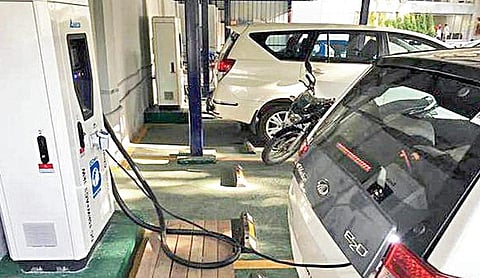 தமிழகத்தில் விரைவில் மின்சார ஆட்டோ, டாக்ஸி வாகனங்களுக்கு 500 இடங்களில் பேட்டரி மாற்று, ‘சார்ஜிங்’ மையங்கள்