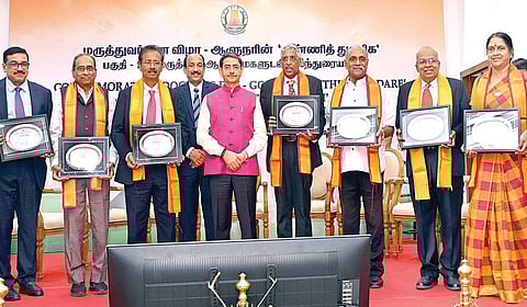 தேசிய மருத்துவர் தினத்தையொட்டி மருத்துவர் தின விழா- ஆளுநர் ‘எண்ணித் துணிக’ நிகழ்ச்சியின் ஒருபகுதியாக மருத்துவ ஆளுமைகளுடன் கலந்துரையாடல் நிகழ்வு ஆளுநர் மாளிகையில் நேற்று நடைபெற்றது. ஆளுநர்
ஆர்.என்.ரவி தலைமை வகித்து மருத்துவத்துறையில் சிறந்து விளங்கும் 50 ஆளுமைகளுக்கு நினைவு பரிசு வழங்கி கவுரவித்தார்.