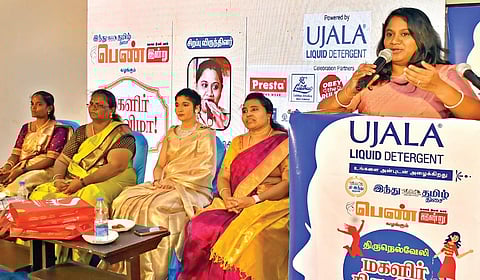 ‘இந்து தமிழ் திசை’ நாளிதழின் ‘பெண் இன்று’ சார்பில் திருநெல்வேலி வண்ணார்பேட்டை பிரான்சிஸ் சேவியர் பொறியியல் கல்லூரியில் நடைபெற்ற மகளிர் திருவிழாவில் திருநெல்வேலி மாவட்ட தீயணைப்பு அலுவலர் இ. பானுபிரியா பேசினார். உடன் (வலமிருந்து) திருநெல்வேலி அரசு சித்த மருத்துவக் கல்லூரி முதல்வர் டாக்டர் தி. கோமளவல்லி, சின்னத்திரை தொகுப்பாளினி தேவிகிருபா, வுமன் ஆப் சப்ஸ்டென்ஸ் விருது பெற்ற ஜெ.ரெனால்ட், டி. ராஜேஸ்வரி. | படங்கள்: மு. லெட்சுமி அருண் |