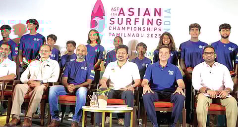 மாமல்லபுரத்தில் வரும் ஆகஸ்ட் 3-ம் தேதி 4-வது ஆசிய அலைச்சறுக்கு சாம்பியன்ஷிப் நடைபெற உள்ளது. இதையொட்டி நேற்று சென்னையில் நடைபெற்ற நிகழ்ச்சியில் இந்திய அலைச்சறுக்கு அணி வீரர், வீராங்கனைகள் தமிழக துணை முதல்வர் உதயநிதி ஸ்டாலினுடன் குழு புகைப்படம் எடுத்துக் கொண்டனர். படம் :எல்.சீனிவாசன்