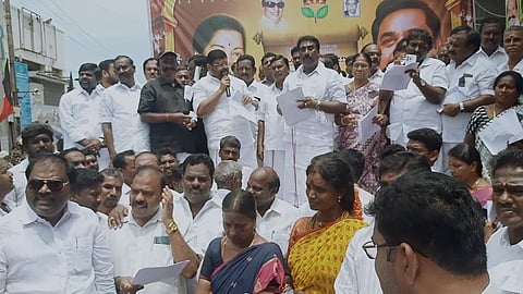 உத்திரமேரூர் பேரூராட்சியை கண்டித்து அதிமுக சார்பில் நடைபெற்ற ஆர்ப்பாட்டத்தில் அதிமுக இலக்கிய அணைச் செயலர் வைகைச் செல்வன் பேசுகிறார்.