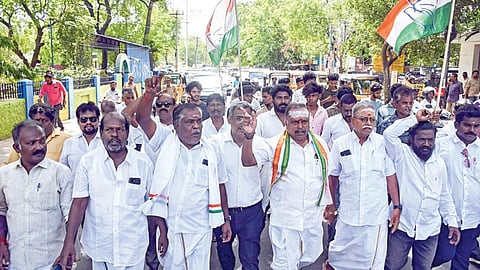 காமராஜர் குறித்து சர்ச்சைக்குரிய வகையில் பேசியதால், திருச்சி சிவாவின் வீட்டை முற்றுகையிட சென்ற காங்கிரஸார். படம்:ர.செல்வமுத்துகுமார்