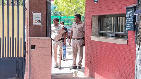 டெல்லியில் இன்றும் பள்ளிகளுக்கு வெடிகுண்டு மிரட்டல்: பெற்றோர்கள், மாணவர்கள் அச்சம்