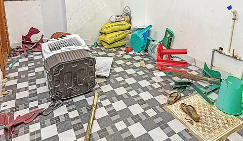 மர்ம நபர்களால் நேற்று அடித்து நொறுக்கப்பட்ட திருச்சி மாநகராட்சி மாமன்ற உறுப்பினர் மலர்விழி வீடு. | படம்: ர.செல்வமுத்துகுமார் |