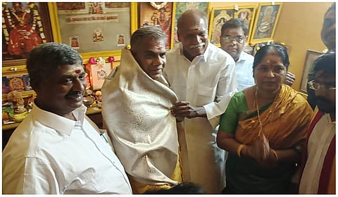 புஸ்ஸி ஆனந்துக்கு புதுச்சேரி முதல்வர் நேரில் பிறந்தநாள் வாழ்த்து: தடையை மீறி தவெக பேனர்