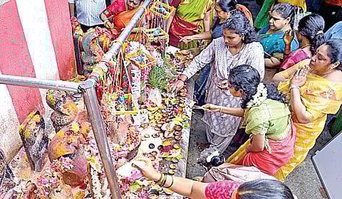 ஆடி மாத முதல் வெள்ளியை முன்னிட்டு, மயிலாப்பூர், முண்டகக்கண்ணியம்மன் கோயிலில் பெண்கள் சிறப்பு பூஜைகளை செய்து வழிபட்டனர். | படம்: எஸ்.சத்தியசீலன் |