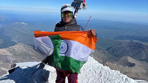 எல்ப்ரஸ் சிகரத்தில் ஏறி புதுச்சேரி வீராங்கனை திவ்யா சாதனை!