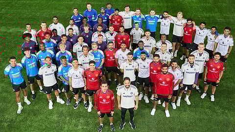 போட்டோஷூட்டுக்காக சங்கமித்த இந்திய கிரிக்கெட் அணி, மான்செஸ்டர் யுனைடெட்!