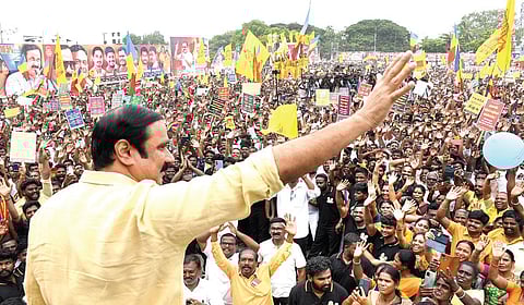 வன்னியர் சமூகத்தினருக்கு உள்இடஒதுக்கீடு கோரி விழுப்புரத்தில் நேற்று நடைபெற்ற ஆர்ப்பாட்டத்தில் பேசிய பாமக தலைவர் அன்புமணி. | படம்: எம் சாம்ராஜ் |