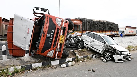 கிருஷ்ணகிரி | அடுத்தடுத்து 8 வாகனங்கள் விபத்து: தந்தை, மகன் உட்பட 3 பேர் உயிரிழப்பு