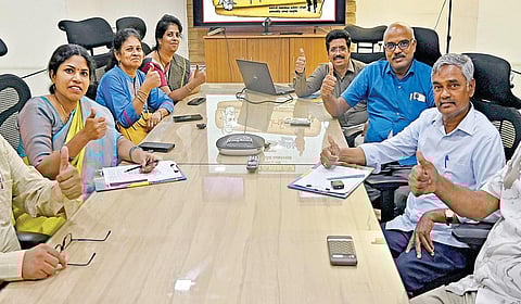 ‘இந்து தமிழ் திசை’ நாளிதழ், ராம்ராஜ் காட்டன் வழங்கும் ‘அன்பாசிரியர்’ தேர்வுக்கான இணையவழி நேர்காணலில் கலந்துகொண்ட நடுவர் குழுவினர்.