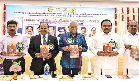 சென்னையில் நடைபெற்ற பன்னாட்டு தொல்லியல் மாநாட்டில் ‘தொல்லியல் நோக்கில் சோழர்கள் அன்றும் - இன்றும்’ என்ற ஆய்வு கட்டுரை நூலை மலேசிய அமைச்சர் அ.சிவநேசன் வெளியிட்டார். உடன் திமுக துணை பொதுச்செயலாளர் ஆ.ராசா, தமிழ் புலம்பெயர் தமிழர் ஆய்வு நிறுவன தலைவர் க.கலைமதி, பன்னாட்டுத் தமிழ்க்கல்வி ஆராய்ச்சி நிறுவன தலைவர் சங்கர் கலியன், ரஷ்யா தமிழ்ச் சங்கத் தலைவர் சேகர் சாமியப்பன், ஈப்போ முத்தமிழ் பாவலர் மன்ற தலைவர் அருள் ஆறுமுகம், திமுக செய்திதொடர்பு தலைவர் டி.கே.எஸ்.இளங்கோவன் ஆகியோர். | படம்: எஸ்.சத்தியசீலன் |