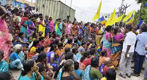 கும்மிடிப்பூண்டி சிறுமி விவகாரம்: பாமக, புரட்சி பாரதம் கட்சியினர் காவல் நிலைய முற்றுகை போராட்டம்