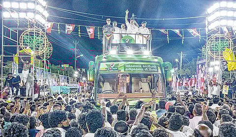 தஞ்சாவூரில் நேற்று நடைபெற்ற பிரச்சாரக் கூட்டத்தில் பொதுமக்களிடையே பேசிய அதிமுக பொதுச் செயலாளர் பழனிசாமி. | படம்: ஆர்.வெங்கடேஷ் |