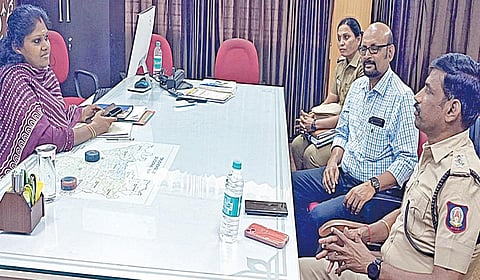 கிட்னி விற்பனை விவகாரம் தொடர்பாக திருச்செங்கோட்டில் நேற்று ஆலோசனை நடத்திய கோட்டாட்சியர் சுகந்தி, சுகாதாரத் துறை இணை இயக்குநர் ராஜ்மோகன் உள்ளிட்டோர்.