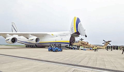 இந்திய விமானப் படையின் திறனை அதிகரிப்பதற்காக முதல் தொகுதியாக போயிங் நிறுவனத்தின் மூன்று அப்பாச்சி ஹெலிகாப்டர்கள் நேற்று இந்தியா வந்தடைந்தது. | படம்: பிடிஐ |