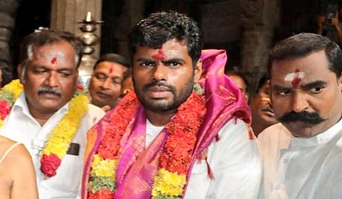 காஞ்சிபுரம் காமாட்சி அம்மன் கோயிலில் வழிபாடு செய்த பாஜக முன்னாள் மாநிலத் தலைவர் அண்ணாமலை.