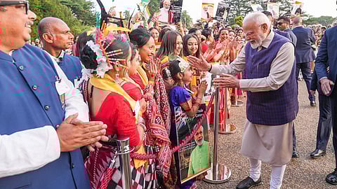 லண்டனில் பிரதமர் மோடியை வரவேற்ற இந்திய மக்கள்.