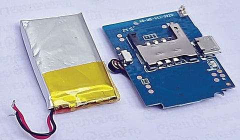 காவல் நிலையத்தில் ஒப்படைக்கப்பட்ட ஒட்டுகேட்புக் கருவி.