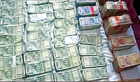 லோக் ஆயுக்தா போலீஸார் பறிமுதல் செய்த கட்டுக்கட்டான பணம் மற்றும் நகைகள்.